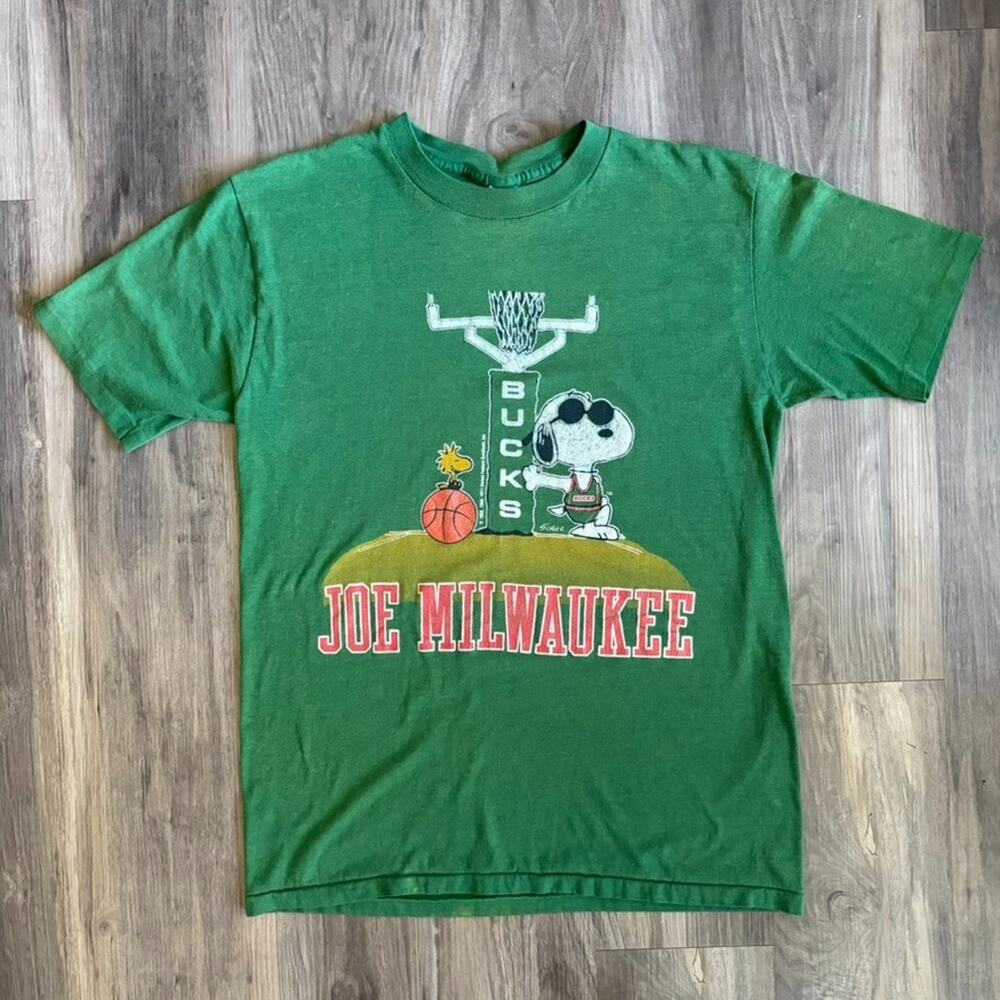 Vintage Milwaukee Bucks NBA Basketball Snoopy PEANUTS T-Shirt Size M 1970s RARE